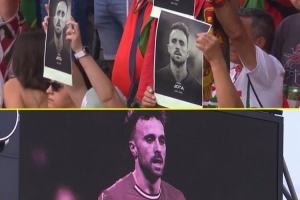 女足欧洲杯西班牙vs葡萄牙赛前为若塔默哀1分钟,现场球迷致意