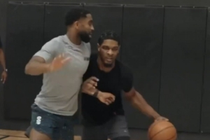 九游体育中国官网-杨瀚森队友！开拓者后卫斯库特-亨德森夏日特训视频来袭