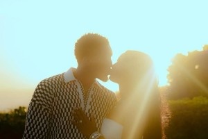 米切尔求婚成功！未婚妻可可-琼斯是知名歌手兼演员！