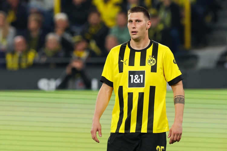 九游体育-图片报:多特中卫聚勒小腿肌肉拉伤,预计伤缺两个月时间