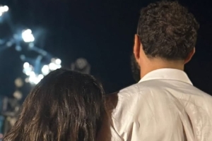 九游体育官网入口-双冠在手佳人在侧！37岁本泽马与影星女友看烟花，沙特养老度蜜月