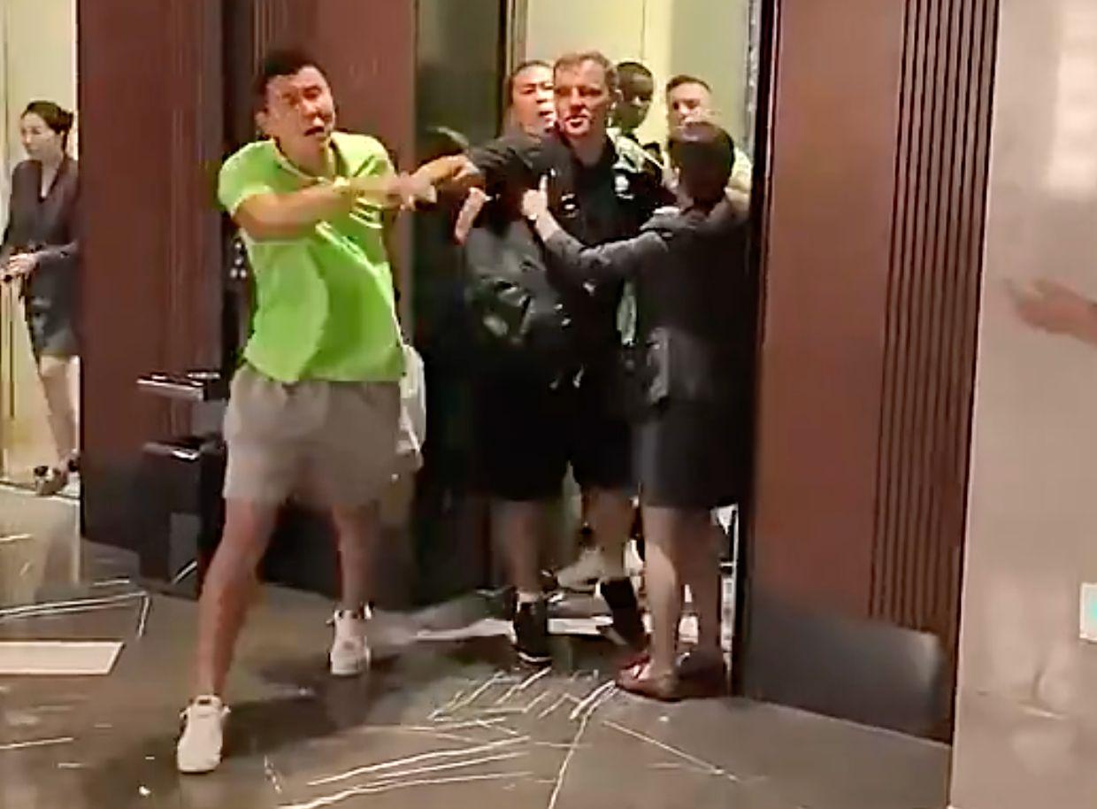 国安0-6后怒怼球迷!董事长开会反思 媒体人:想起一个愚蠢的球员