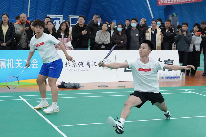 第二十一届北京羽毛球公开赛举行 近千名球友参赛